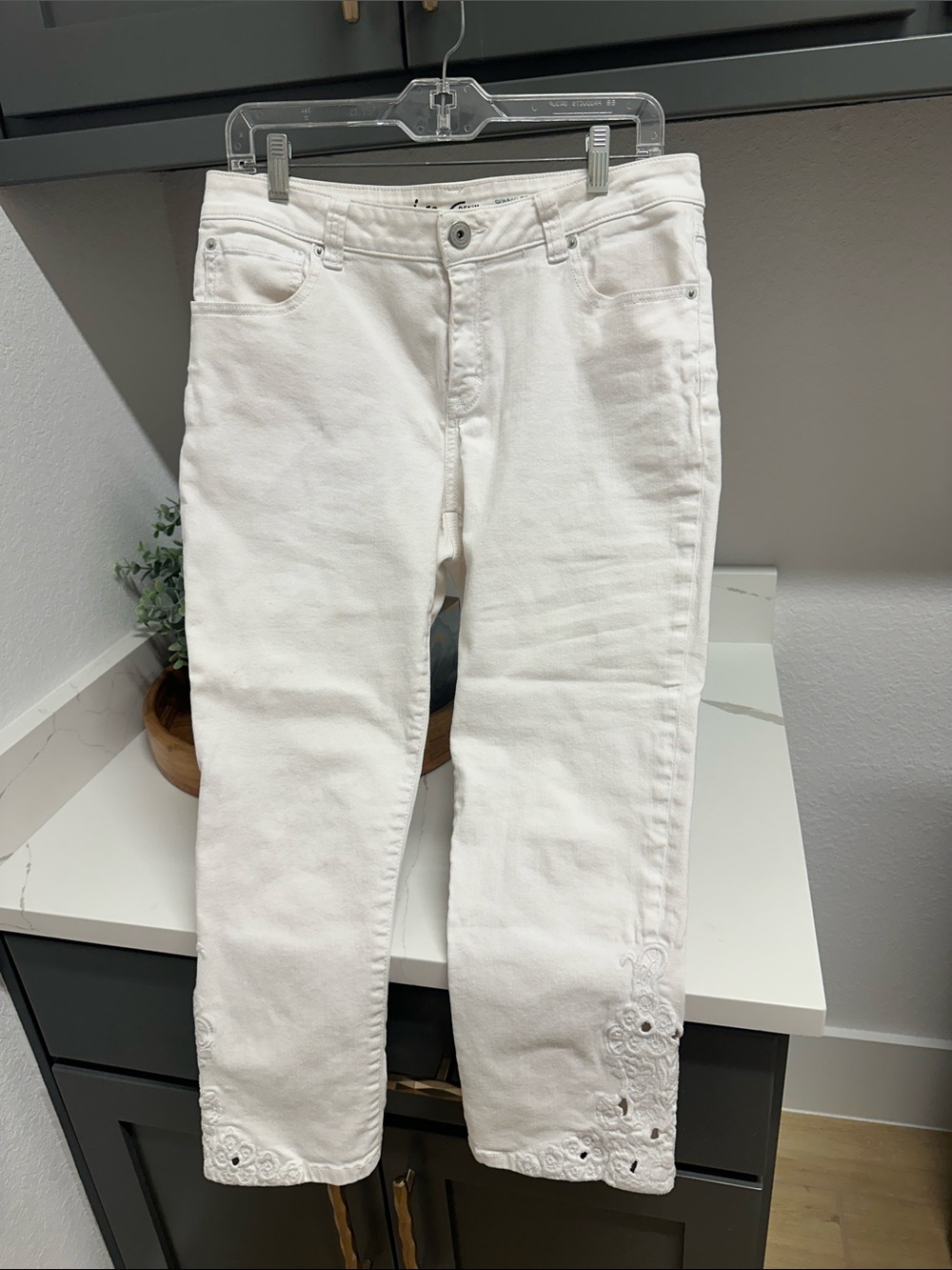 INC International Concepts White Cropped Jeans with Embroidered Hem